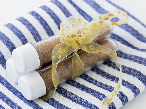 Single-use sugar scrub DIY science project