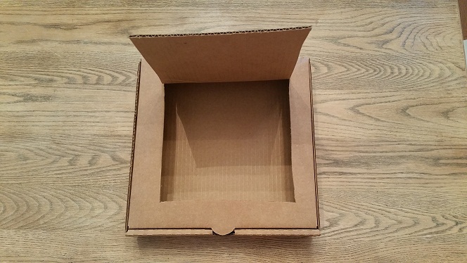 Cut a flap in the pizza box.