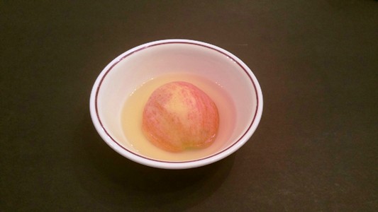 在苹果上的浸泡的柠檬汁
